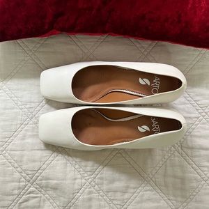 Sarto Dina Pump. Color bone leather.